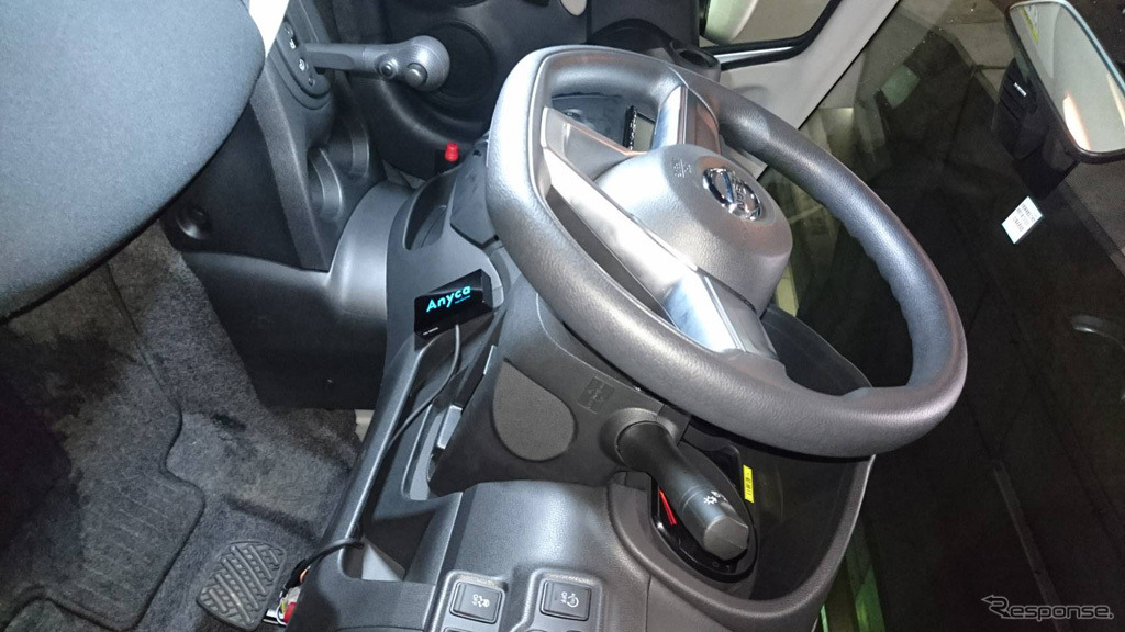 スマートキーデバイス(車両に取り付けることで、アプリからの解錠・施錠を実現)