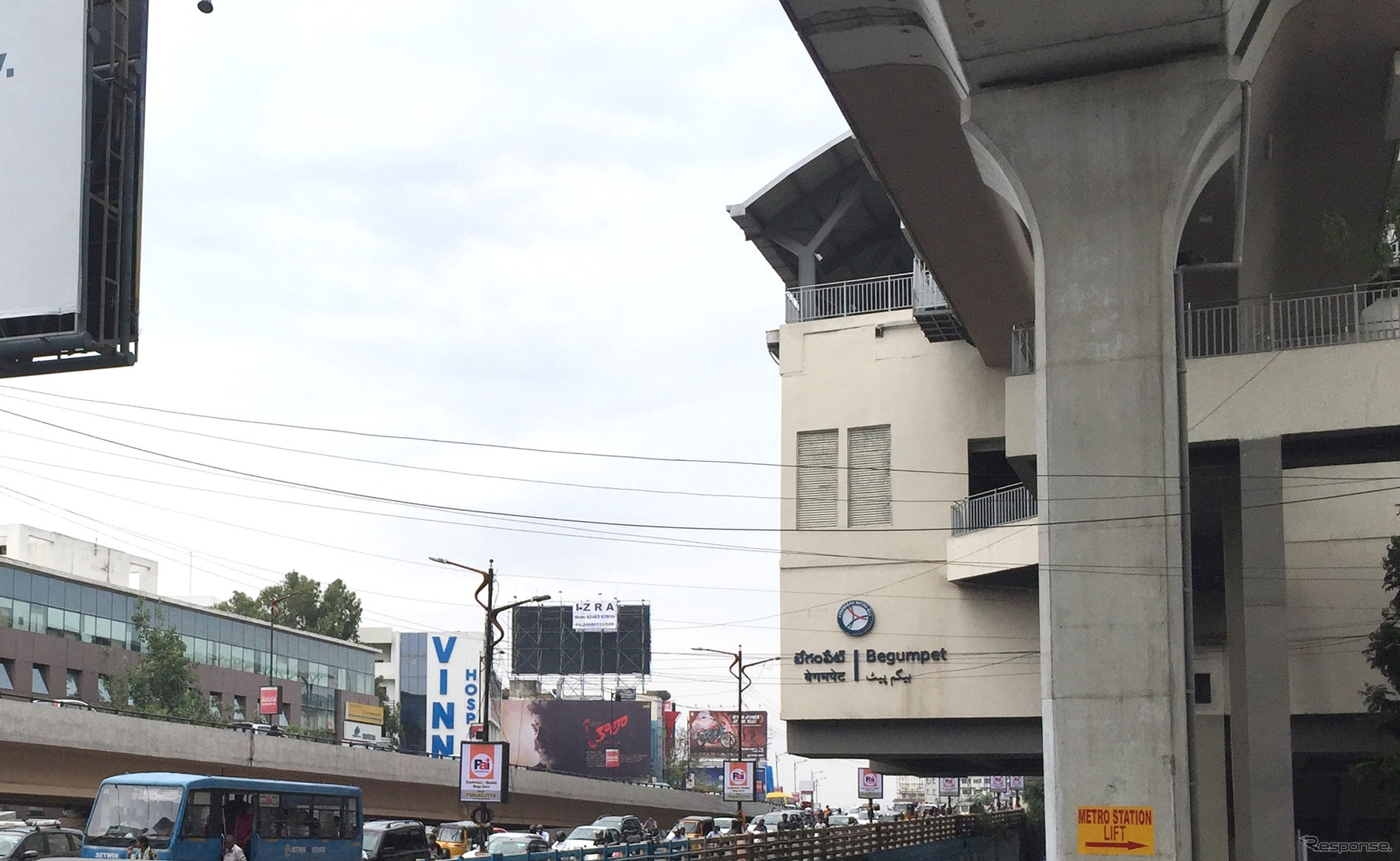ハイデラバード市での地下鉄駅前の風景