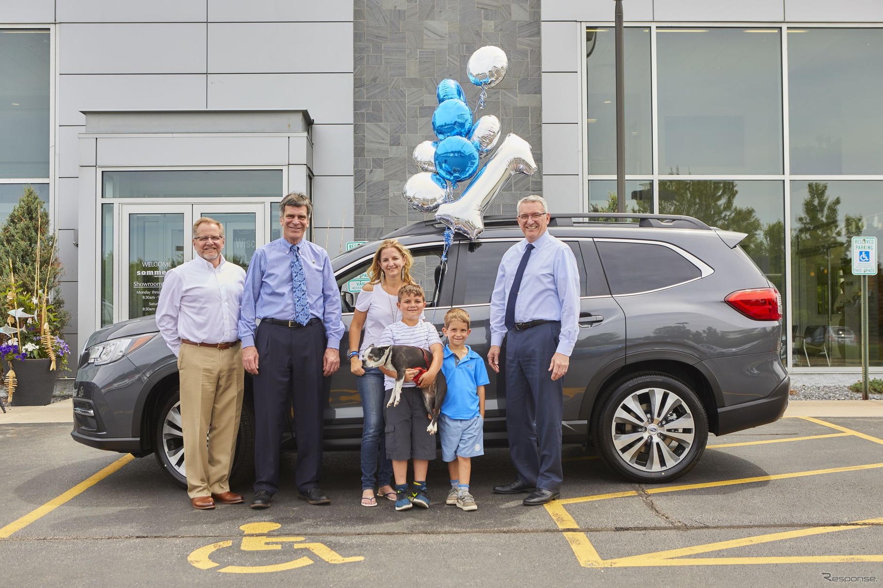 スバル・アセントの第一号車を顧客に納車