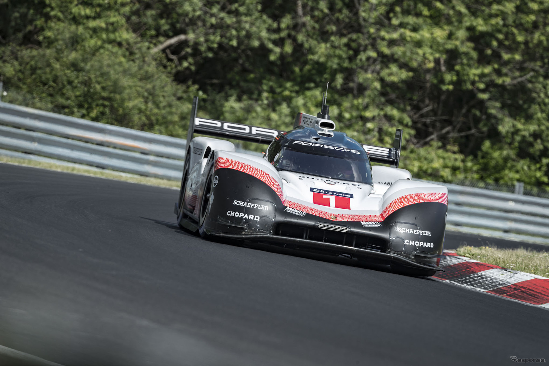 ニュル北コースを走る「ポルシェ919ハイブリッドEvo」。