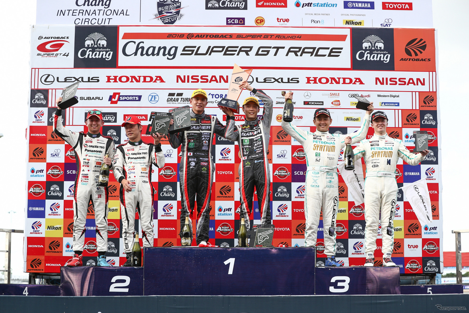 GT300クラスの表彰式。
