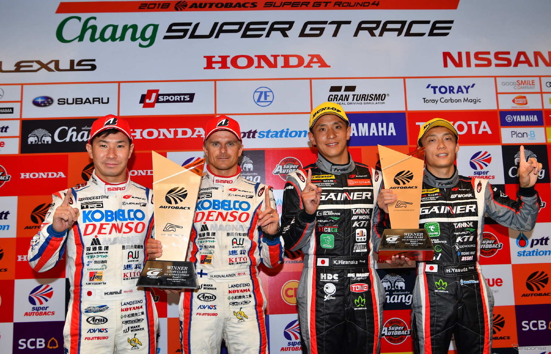 タイ戦を制した4人、左からGT500の可夢偉、コバライネン、GT300の平中、安田。