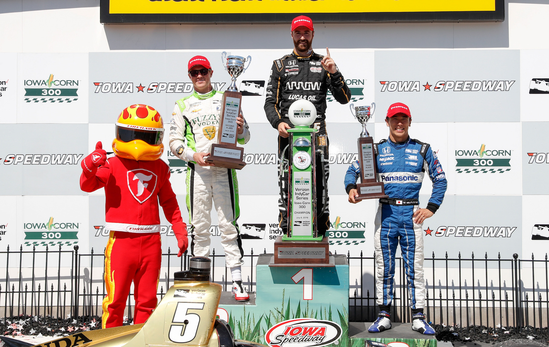 右から3位琢磨、優勝ヒンチクリフ、2位ピゴット。