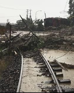 列車とともに線路も移動してしまった筑肥線の被災現場。