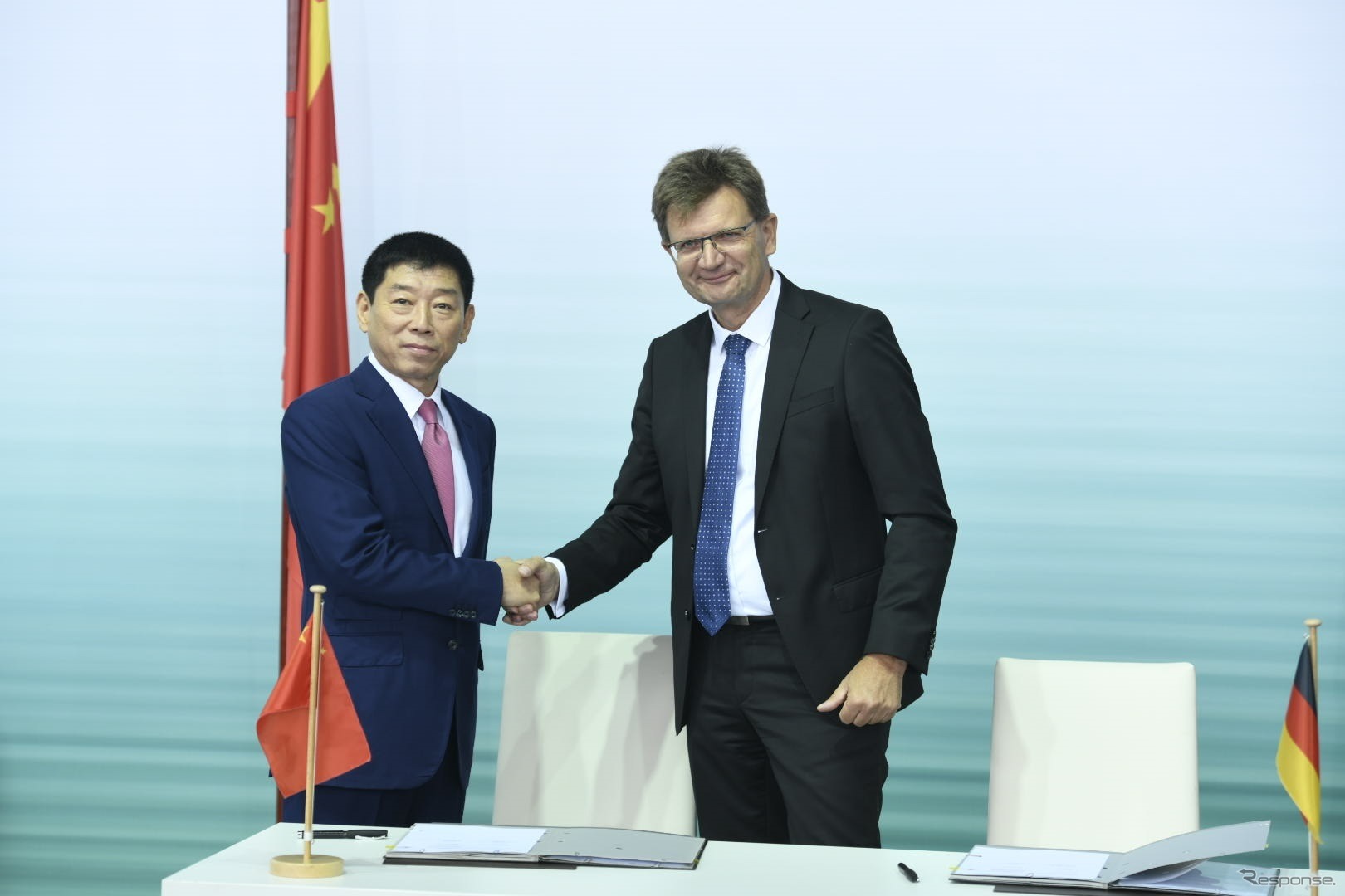 合弁契約を締結した中国の長城汽車とBMWグループの首脳