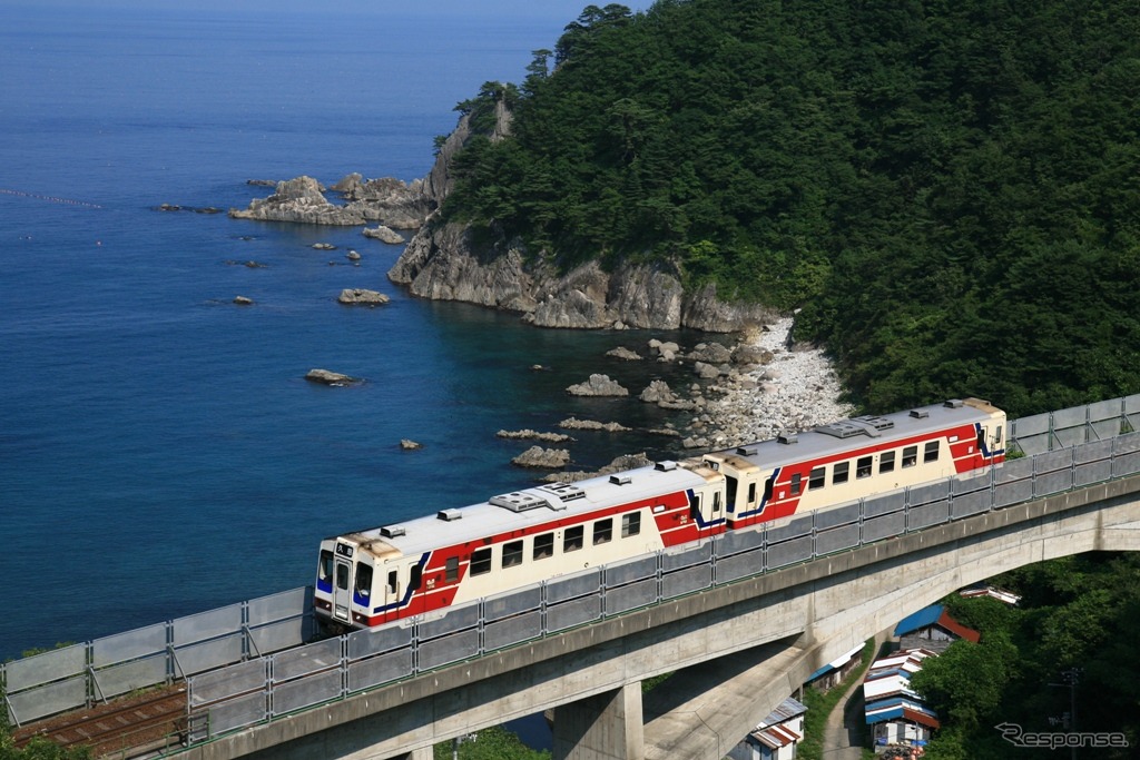 北リアス線白井海岸～堀内間を行く三陸鉄道の気動車。