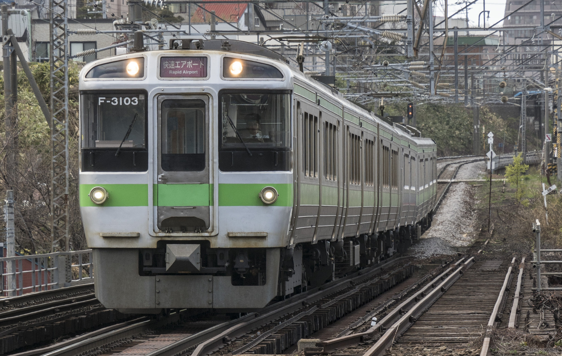 小樽～札幌～新千歳空港間で運行されている快速『エアポート』。写真は721系電車だが、733系電車の車内でも公衆無線LANサービスが開始される。