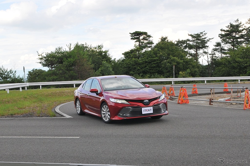 自動運転対応EPSを搭載したトヨタ・カムリの試験車両