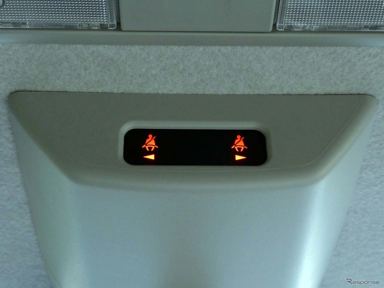 全席のシートベルト締め忘れを警告。前席は警告灯と警告音で、後席は警告灯によって着用を促す