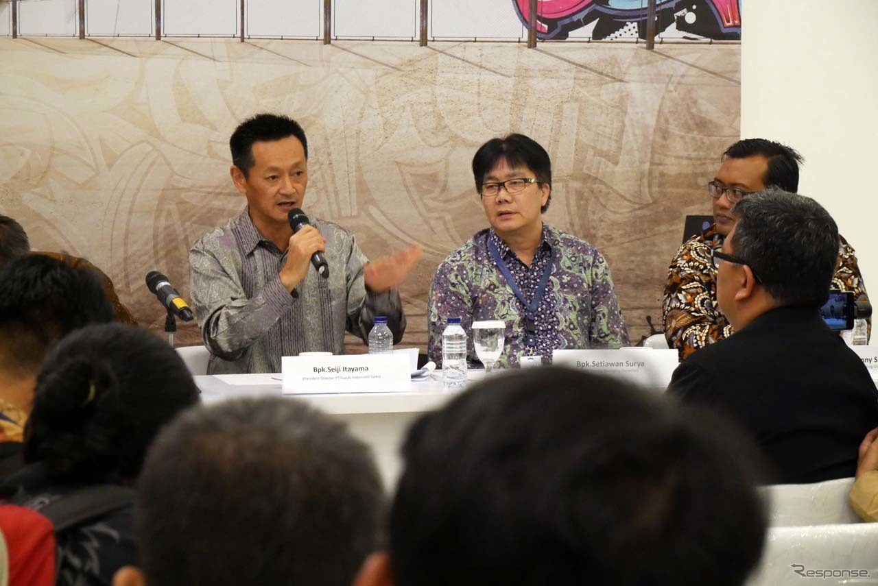 質問に答えるスズキのインドネシア販売会社スズキ・インドモービル・セールス(SIS)の板山誠次社長(左から一人目)