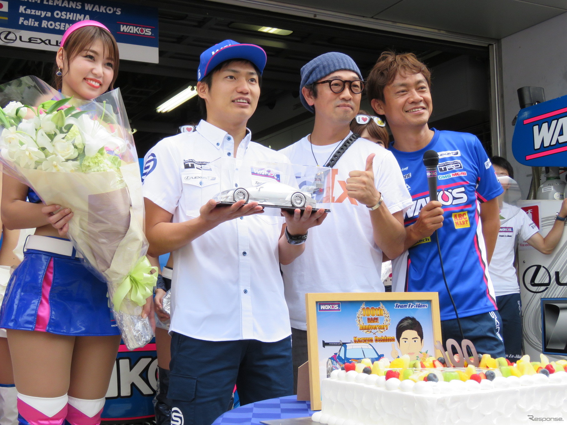 ピットウォーク時、#6 LC500を駆る大嶋和也（左から2人目）の参戦100レース祝賀会が盛大に実施された。