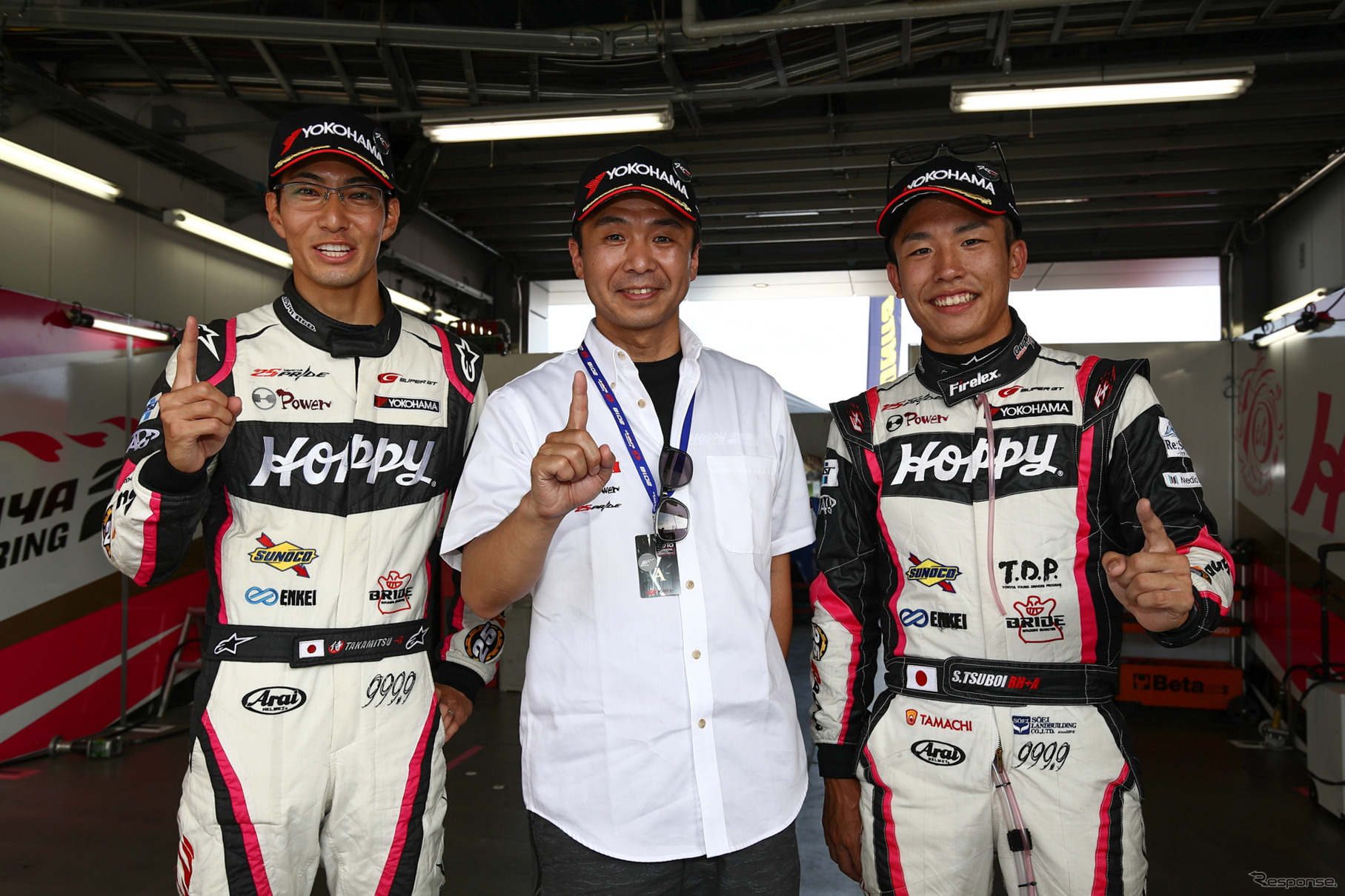 GT300ポール獲得の（左から）松井、土屋武士監督、坪井。