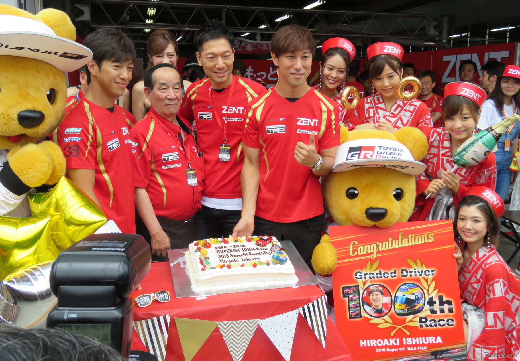 #38 レクサスLC500の石浦宏明（中央やや右）の参戦100戦をチームが祝福。こういった盛り上がりも人気カテゴリーならでは。