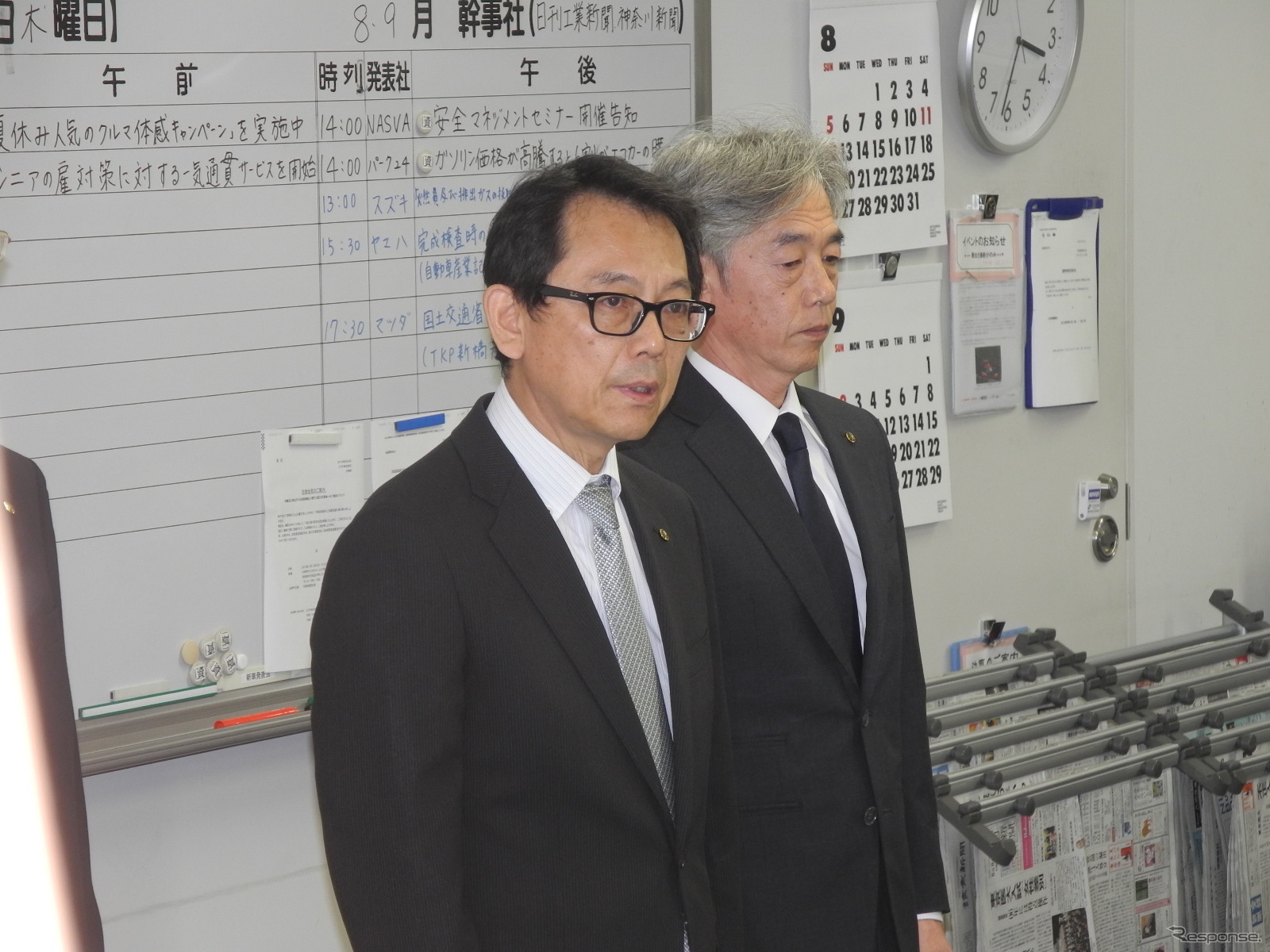 ヤマハ発動機の渡部克明代表取締役副社長執行役員（左）