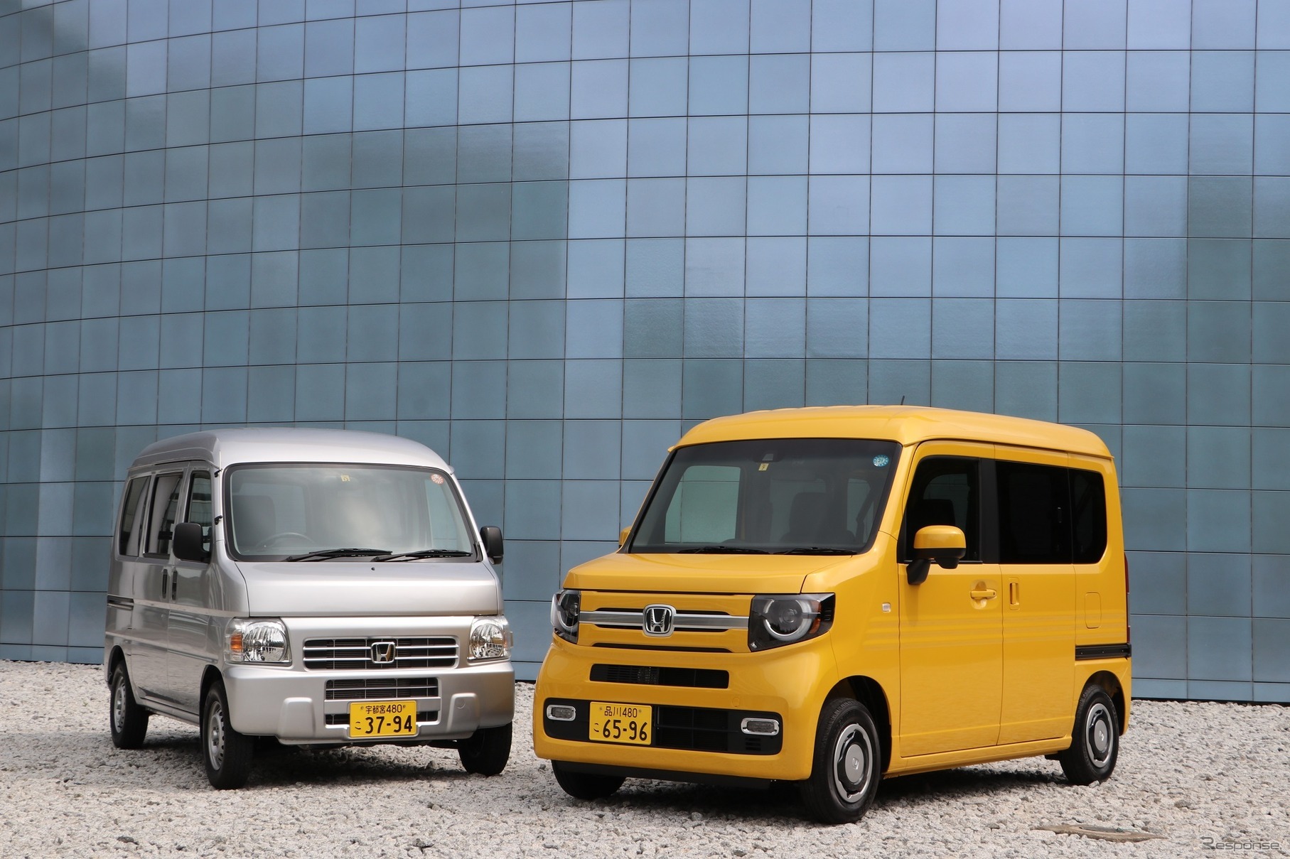 ホンダ N-VAN(右）とアクティバン(左)