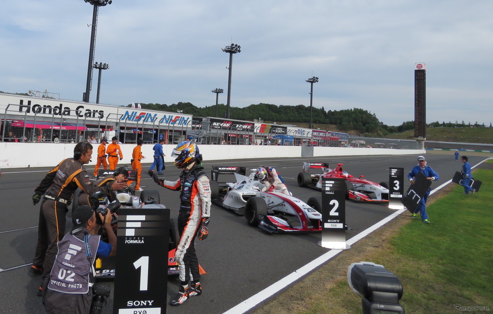 レース後のパルクフェルメ、決勝上位3車。