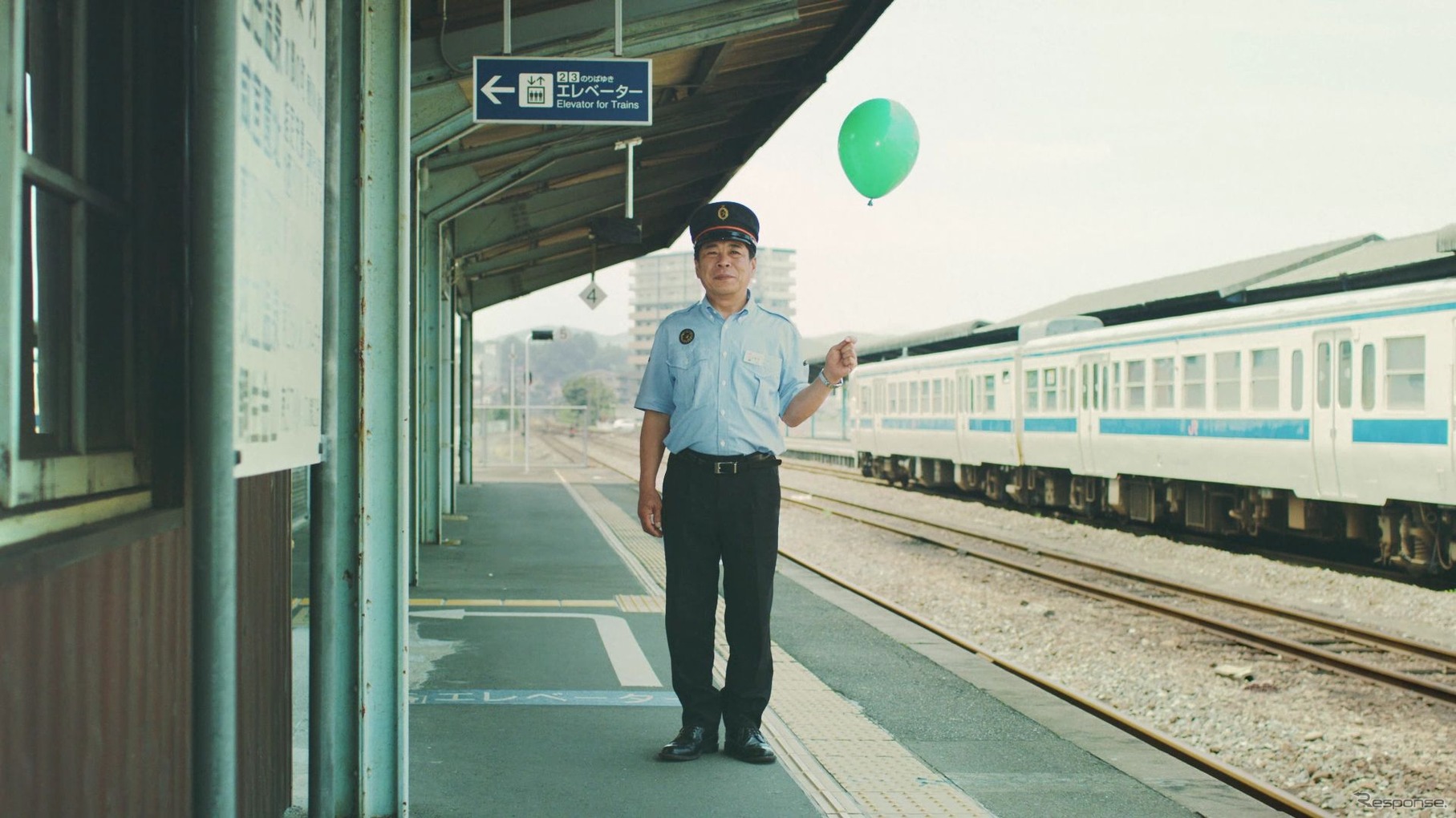 風船を持った日田駅長。「すごい雨だったんですけども、流出した橋梁（きょうりょう）を目の当たりにしたときは、言葉をなくしまして、唖然としましたね」と語る。