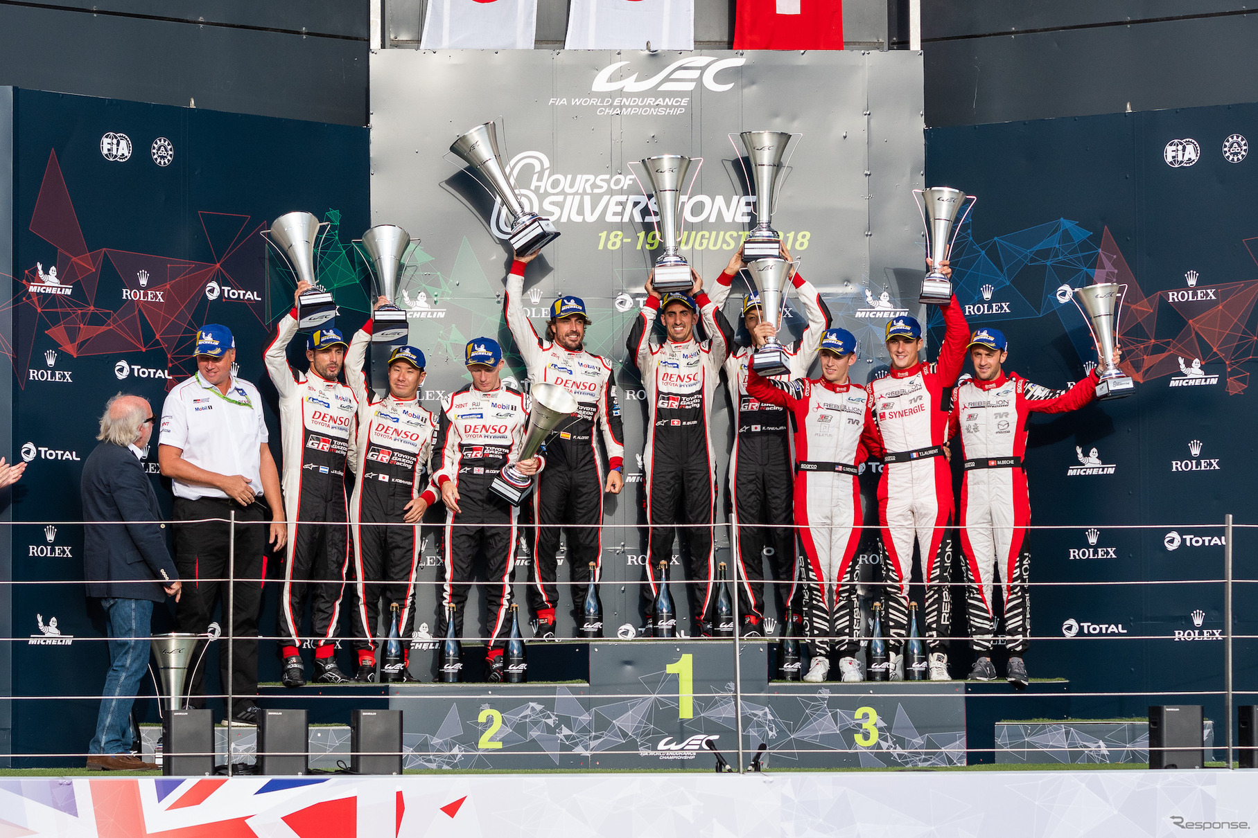 表彰式は“トヨタ1-2”だったが、優勝は3位の段（右）にいる#3 メネゼス組のものとなった。