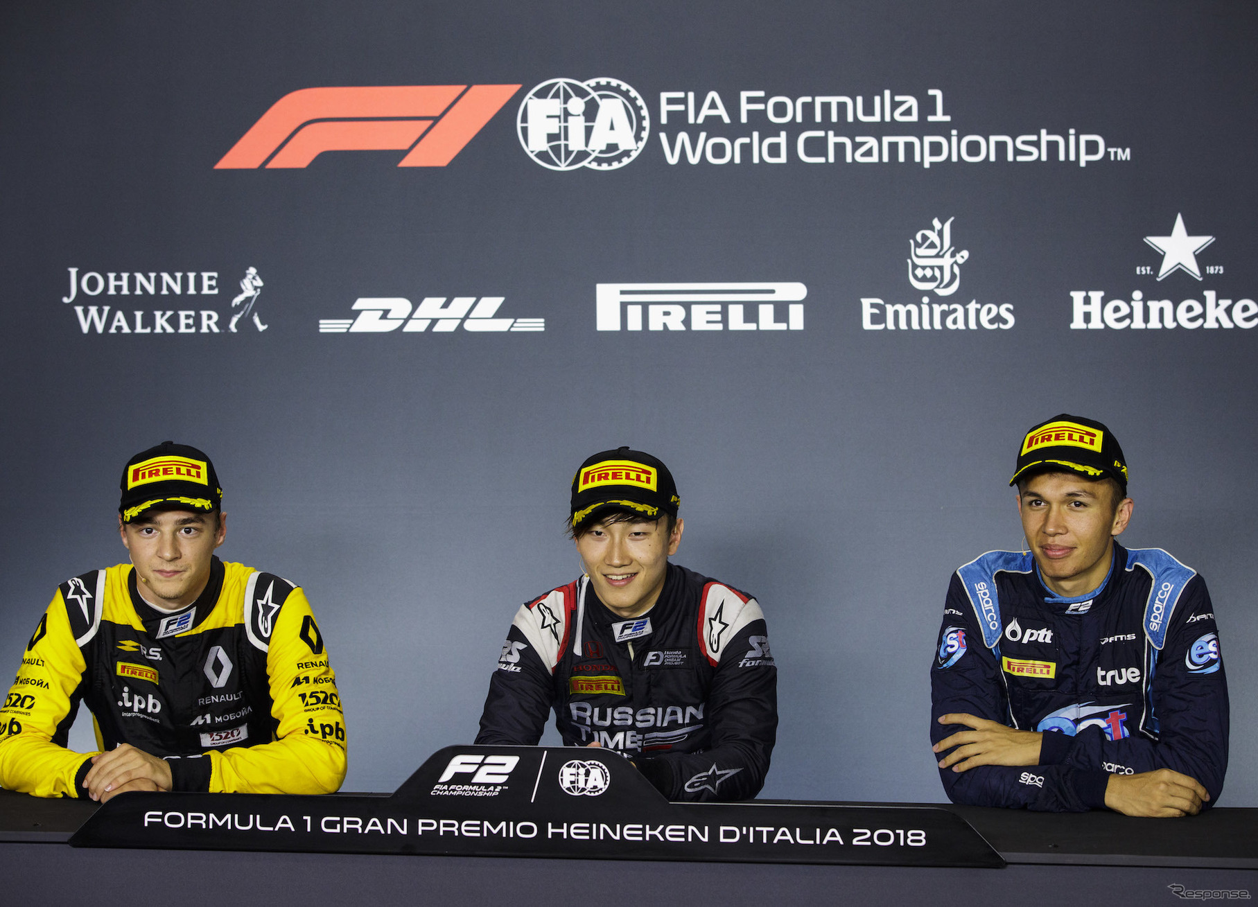 “F1セット”でのトップ3会見（中央が優勝者の牧野）。