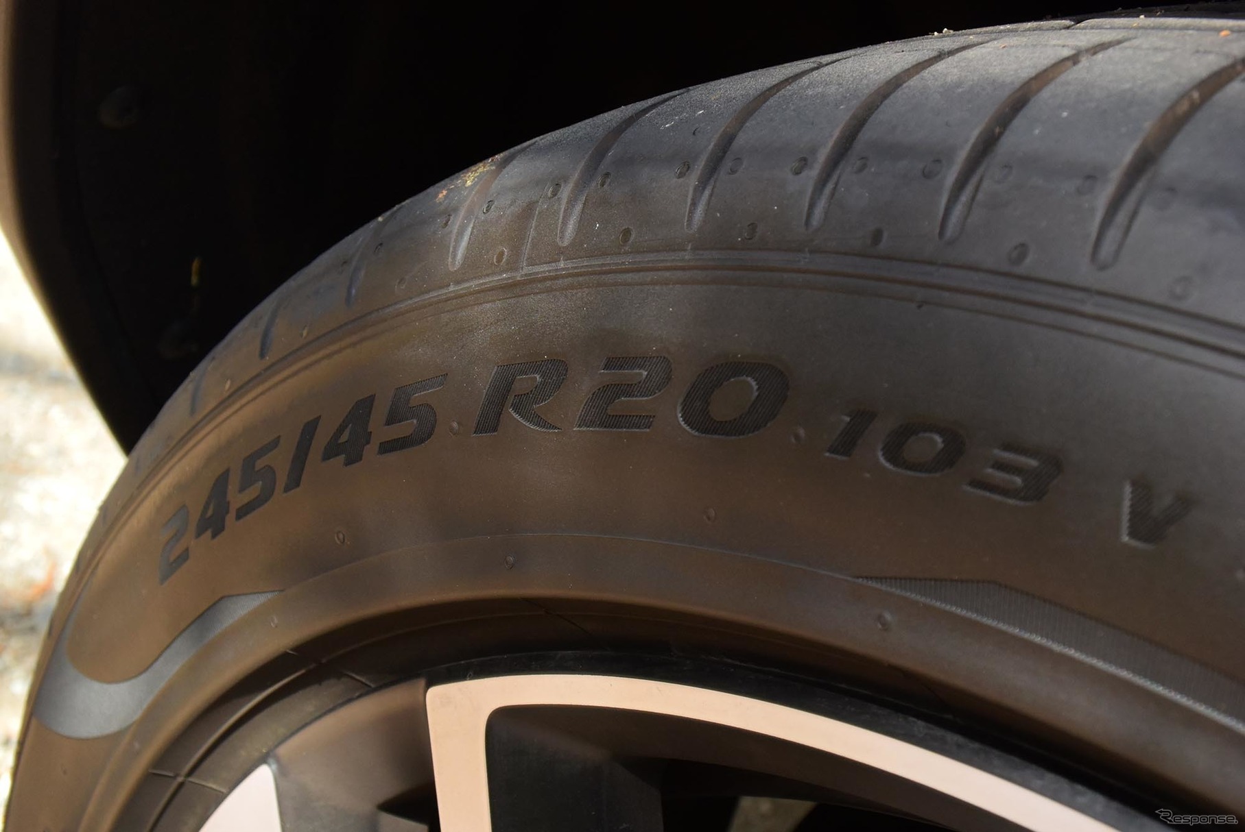 装着タイヤはピレリ「P ZERO」。20インチ径なのでタイヤ交換は結構高くつくかもしれない。