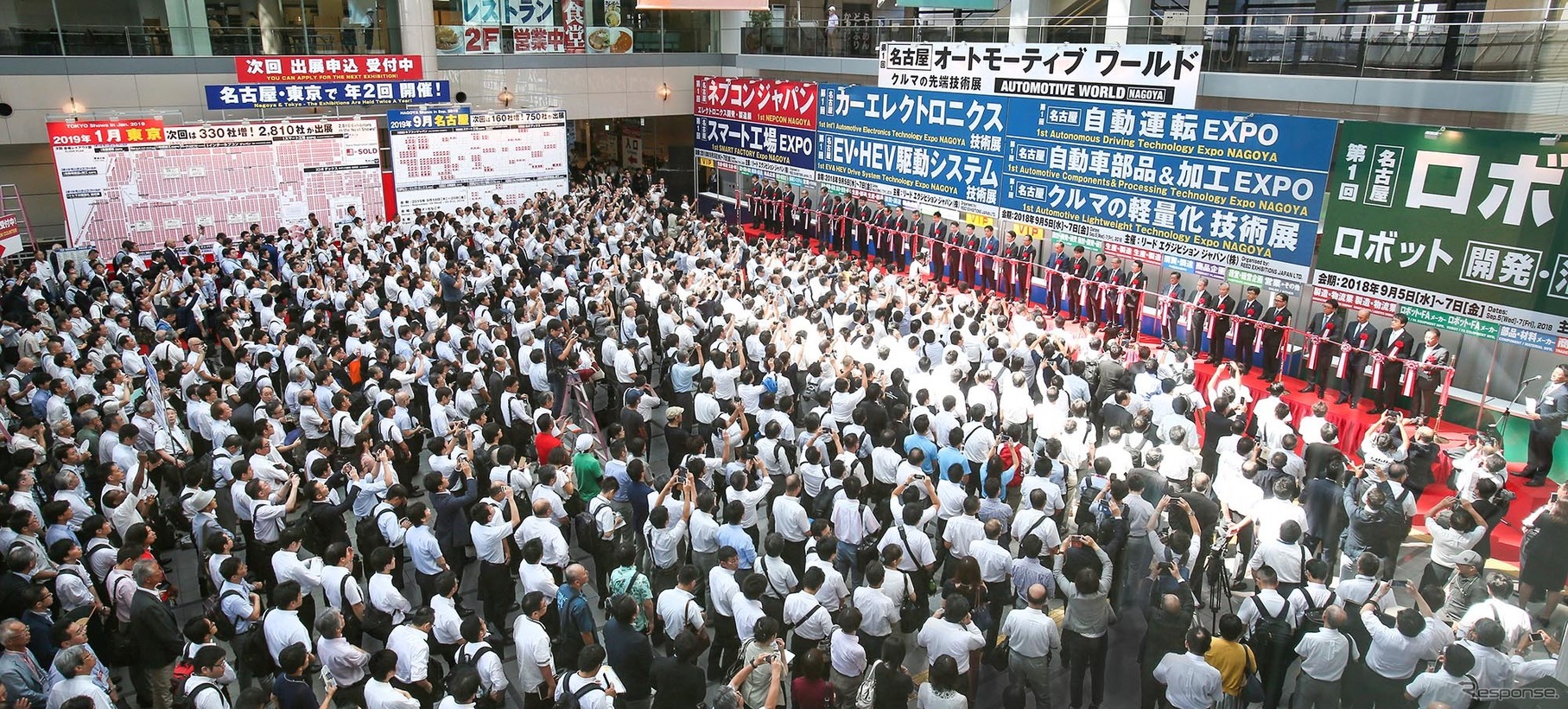 初開催となった「名古屋オートモーティブワールド 」のオープニングセレモニー。黒山の人だかりに、出展企業も驚いた。