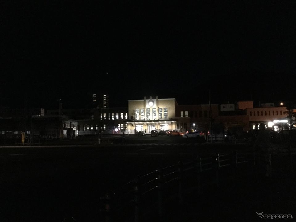 9月6日夜には電気が灯った小樽駅。