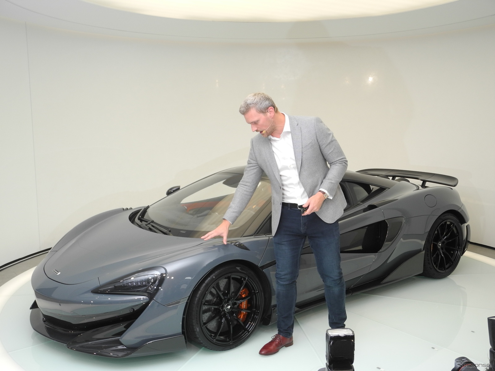 『600LT』のデザインについて説明するロブ・メルヴィル氏