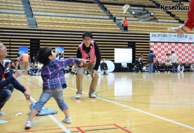 東京での全国大会を目指した「第2回 JAL折り紙ヒコーキ全国大会」予選会を開催する（写真は過去のようす）