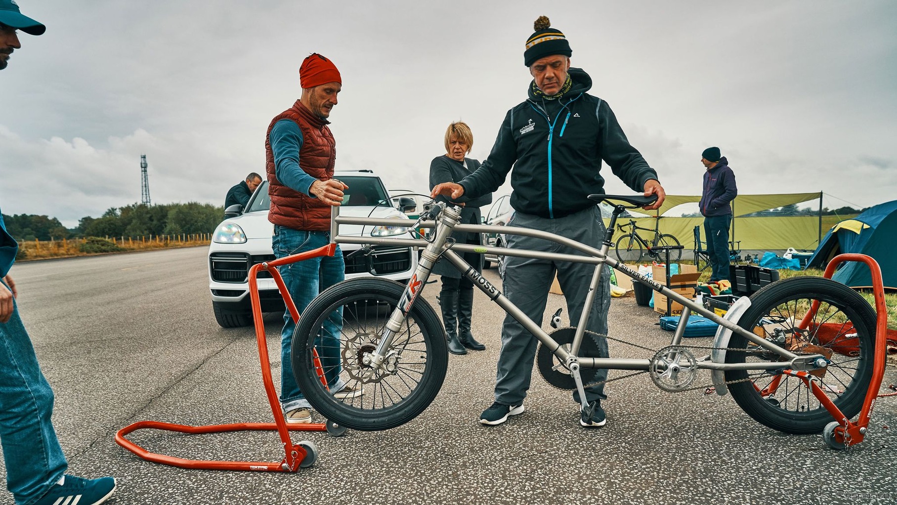 自転車の欧州最高速記録の達成をサポートした新型ポルシェ・カイエン・ターボ