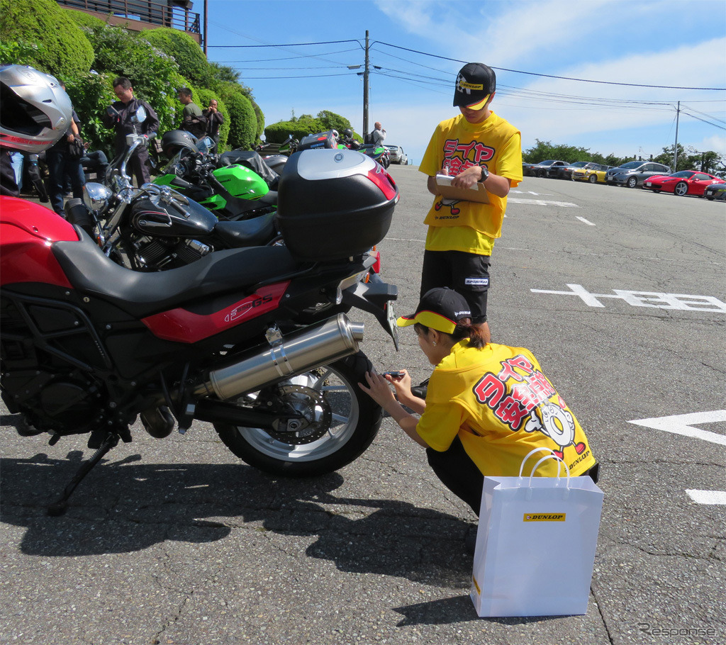 2018年8月のタイヤ点検活動の様子(アネスト岩田ターンパイク箱根スカイラウンジ前)