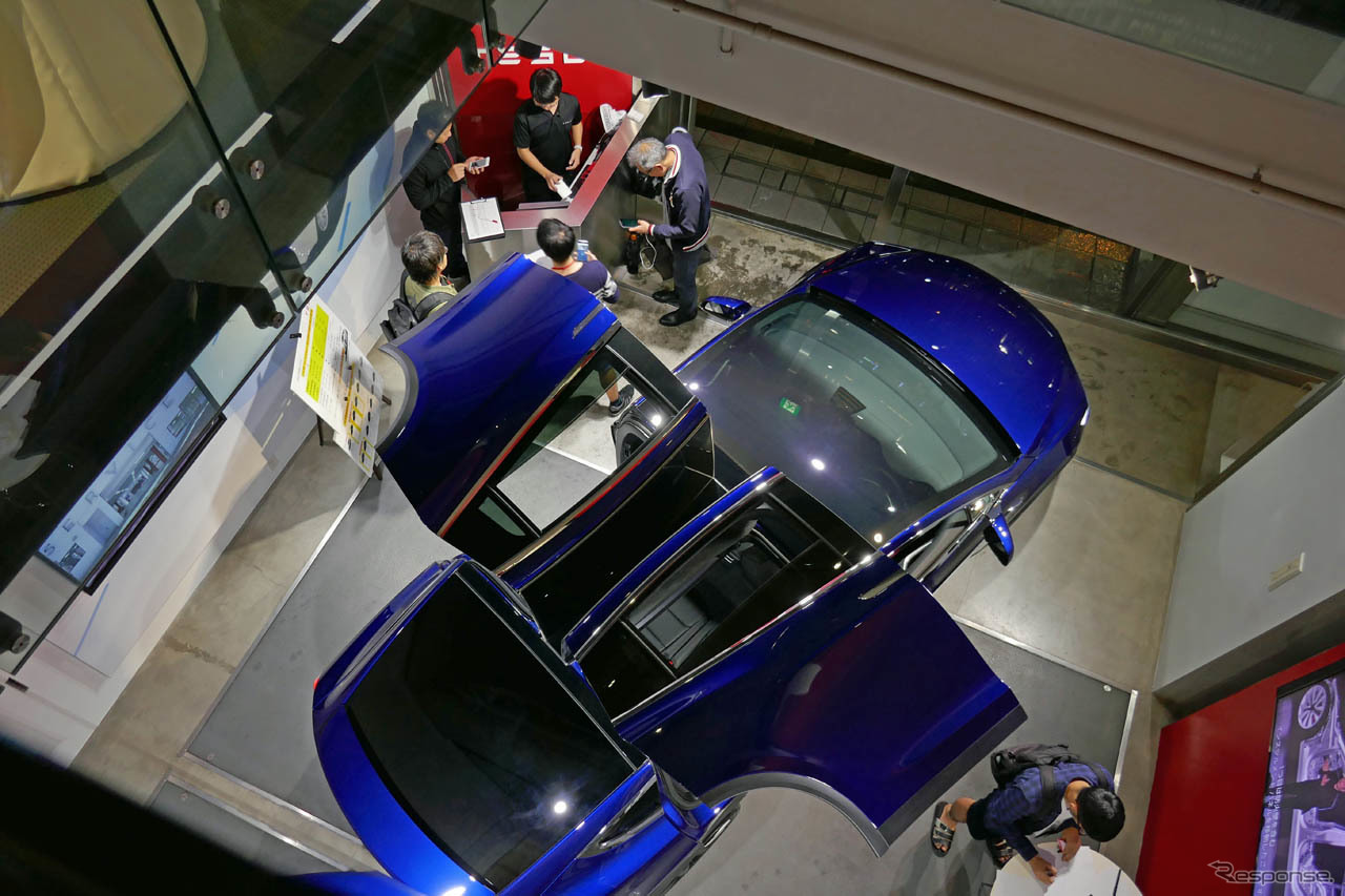 テスラ青山には多機能SUV「モデルX」が展示されていた
