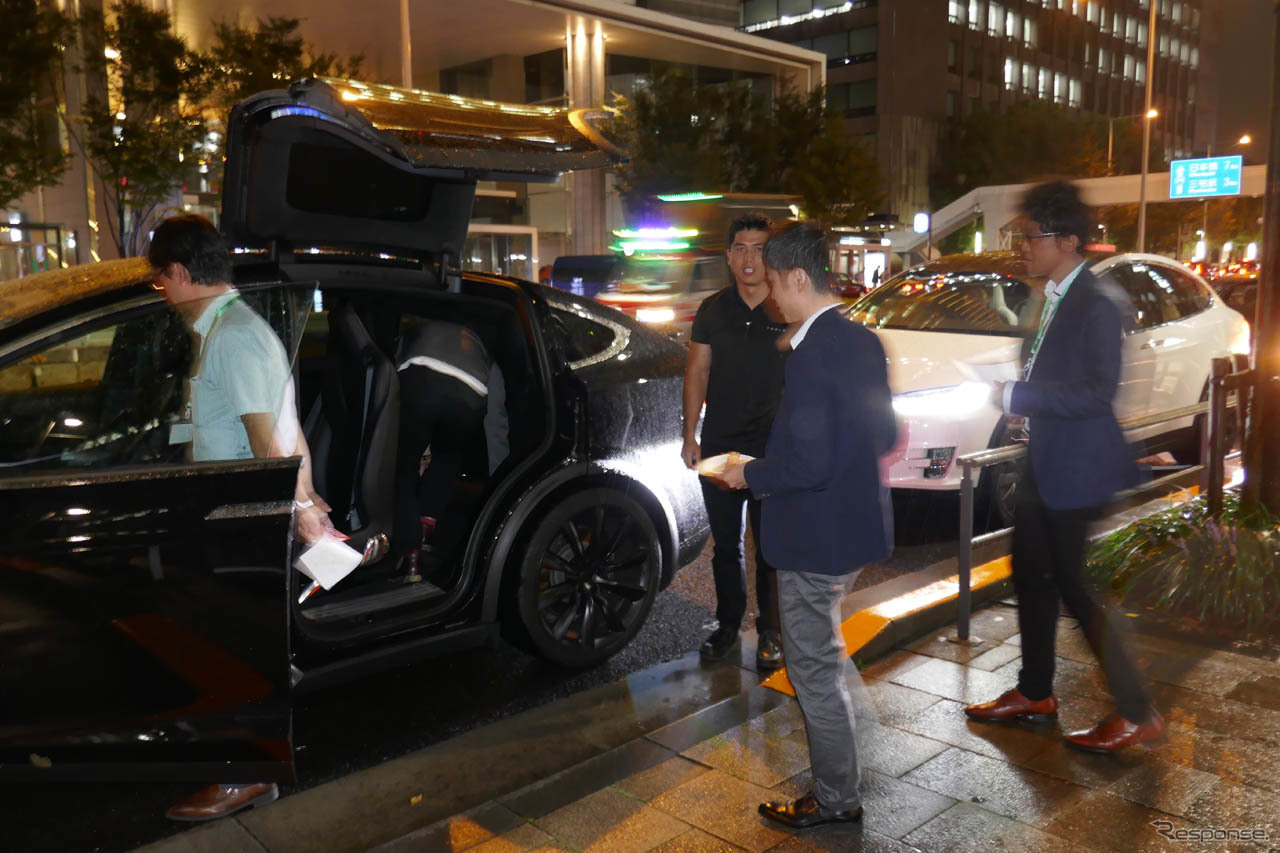 参加者はテスラに同乗する機会も与えられた
