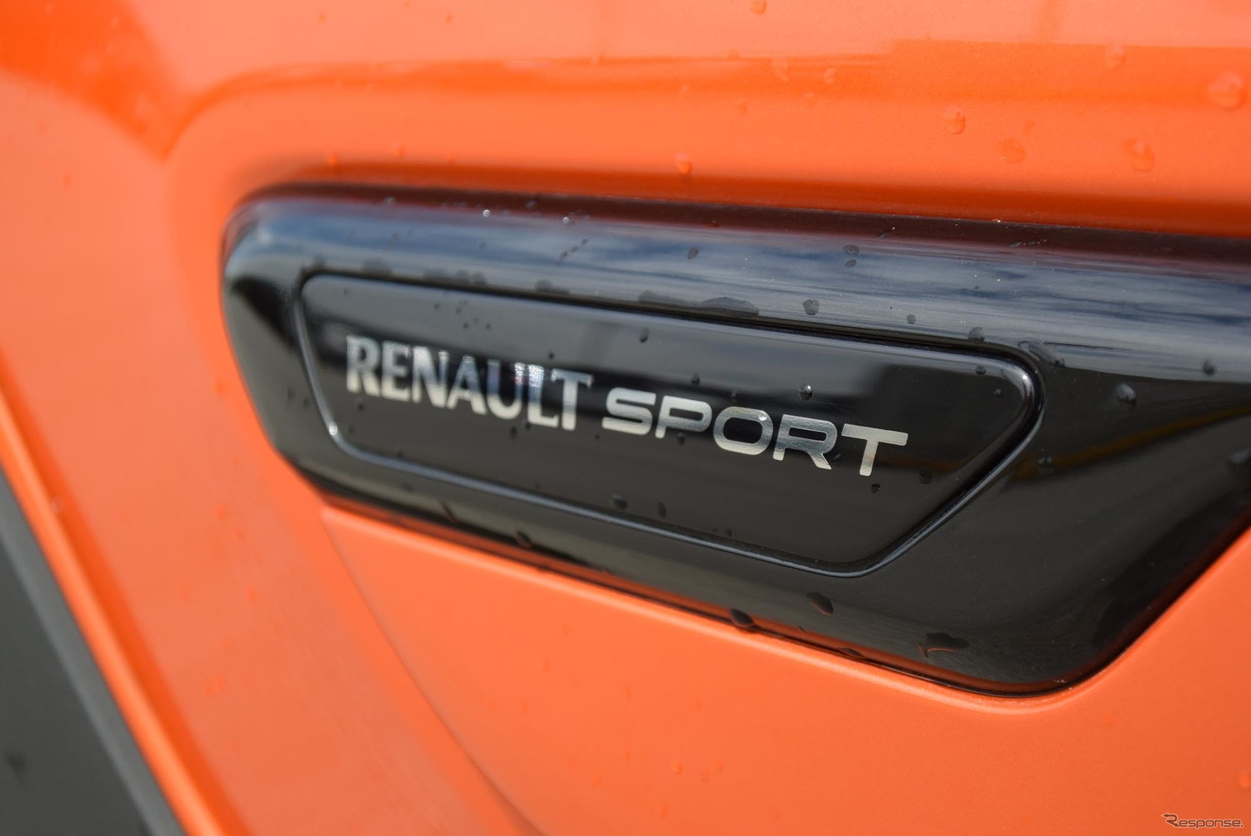 リアドア上にRENAULT SPORTの文字が。