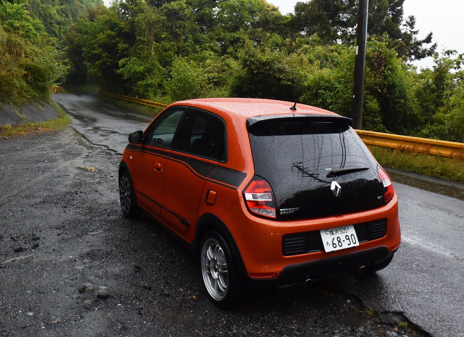 トゥインゴGT。雨の秋吉台近くのワインディングロードにて。