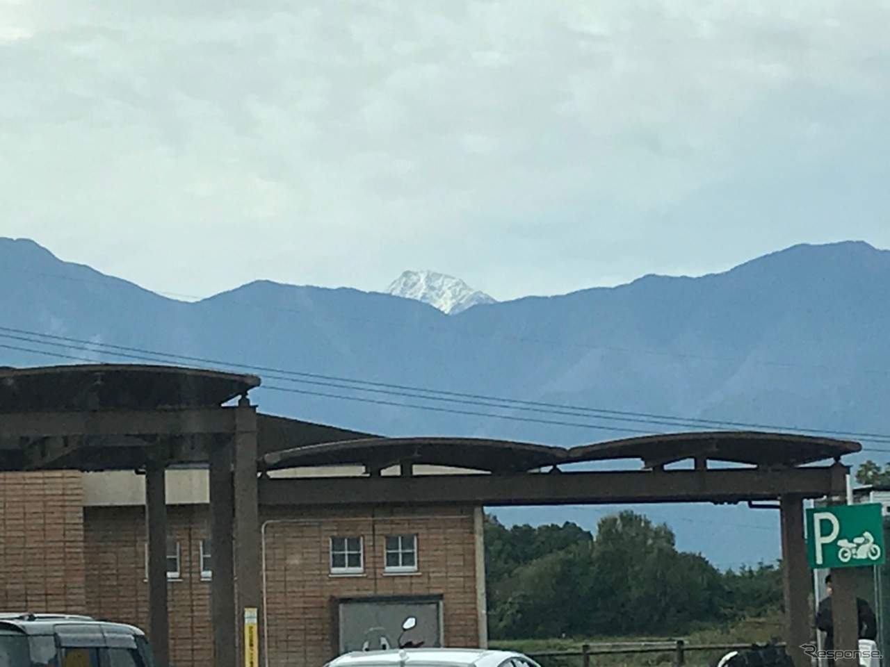 すでにアルプスの高いところは白く雪化粧に。