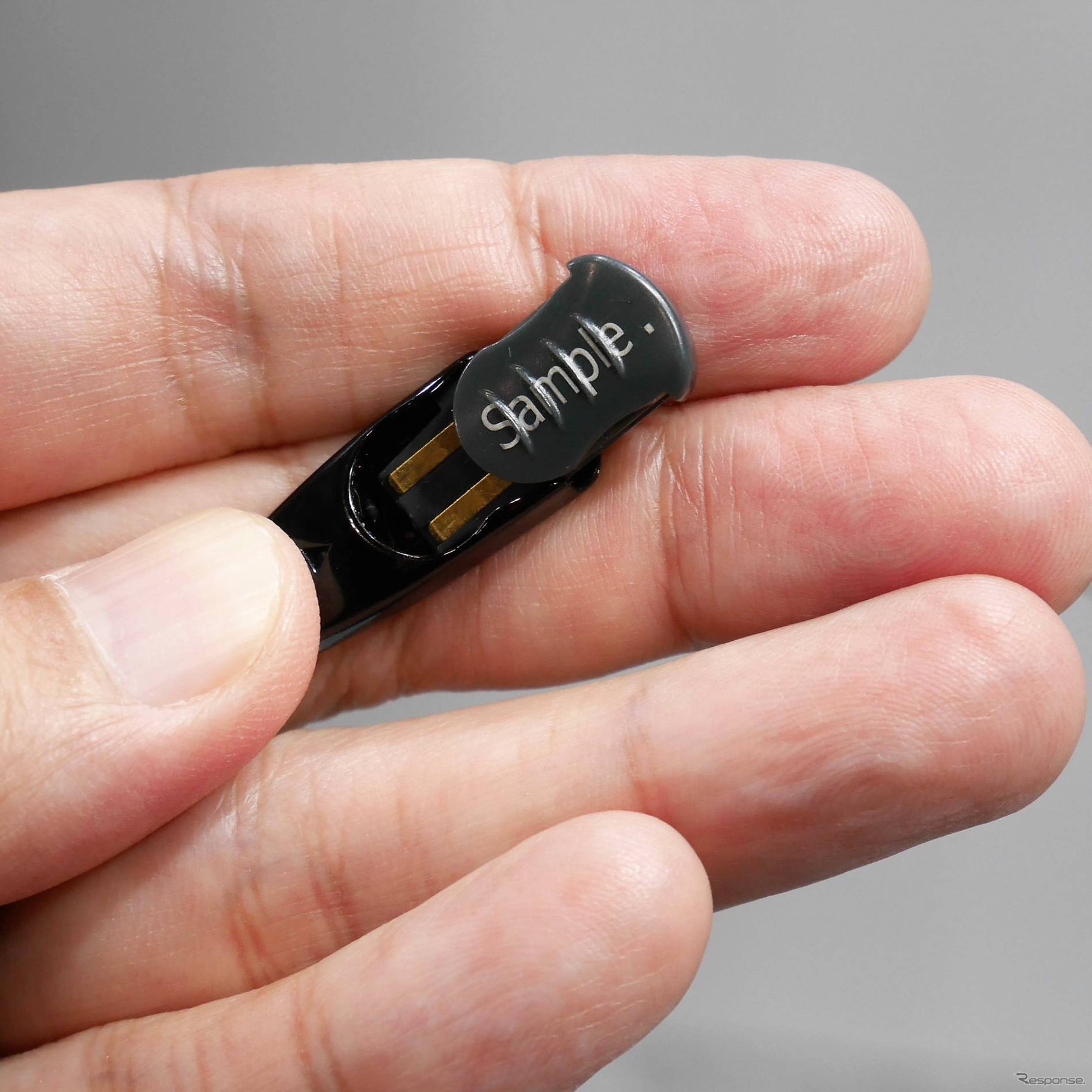 バッテリーはツルの耳の部分に仕込まれている。通常使用で1-2週間もつという。