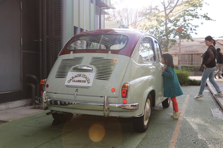 カロッツェリア・ショーネリによって仕上げられたFIAT600。少女の興味を大いに誘ったようだ。