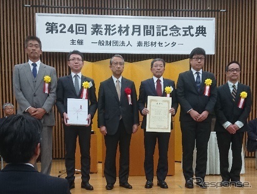 新日鉄住金 チタン・特殊ステンレス技術部商品技術第一室　川上主幹（右から3人目）、光製造部チタン管理室　立澤主査（右から2人目）