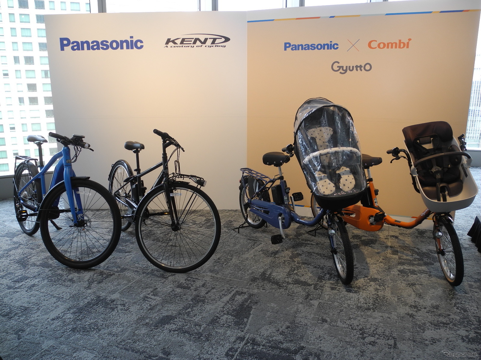右2台がコンビと共同開発した子乗せ電動アシスト自転車、左2台がケント社に供給する予定のベース自転車