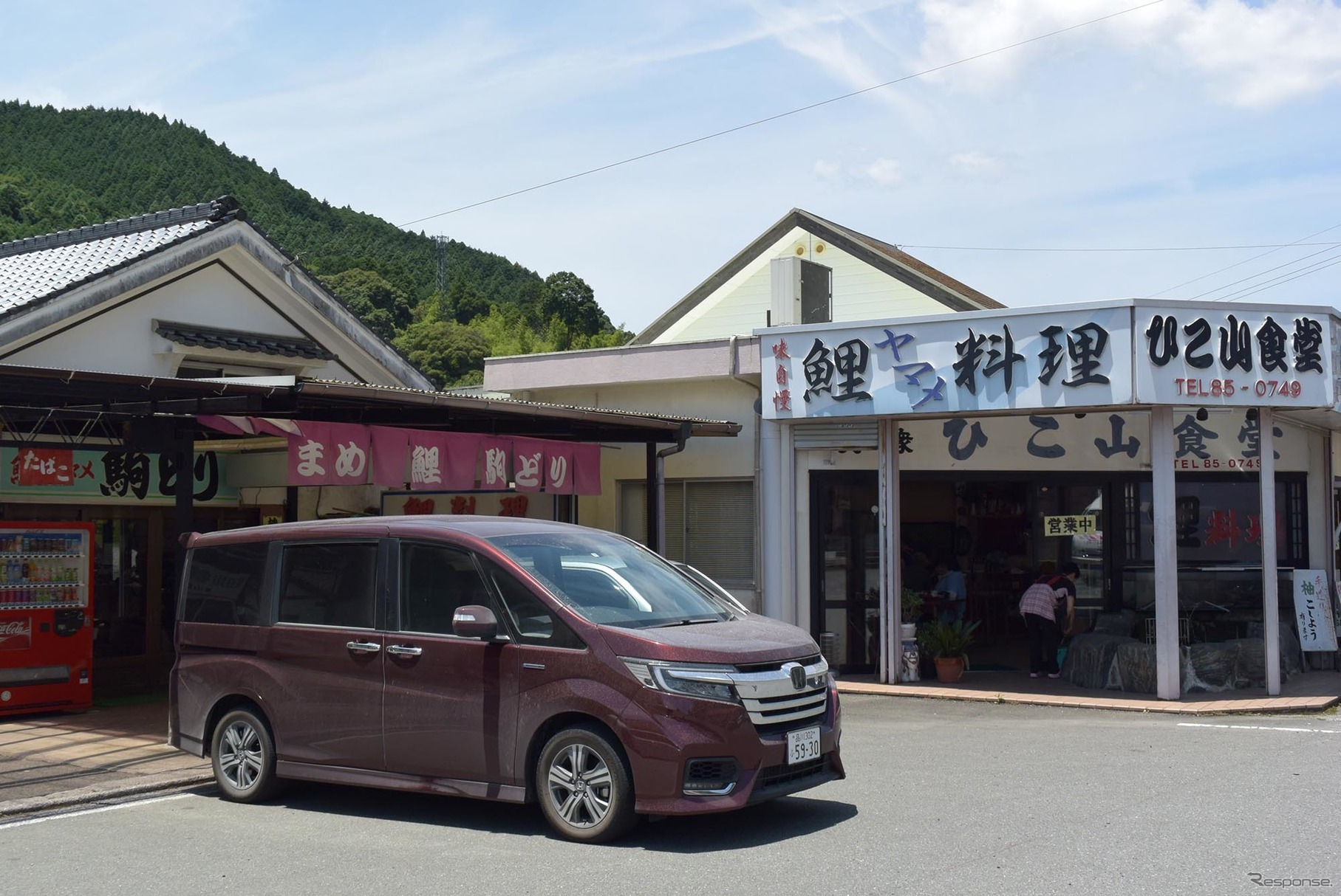 彦山駅の真正面にある鯉料理屋に立ち寄る。日田彦山線は昨年の豪雨以降、今も運休中のままだ。