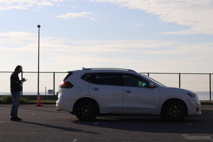 愛車を眺める。写真を撮る。参加者のクルマを見学して回る。思い思いの時間を来場者は過ごしていた。