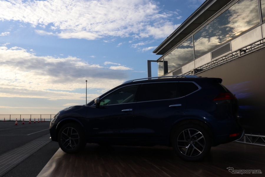 ベースの日産車では選べないAUTECH専用のオーテックブルーは湘南のこの空、海のブルーに由来する。