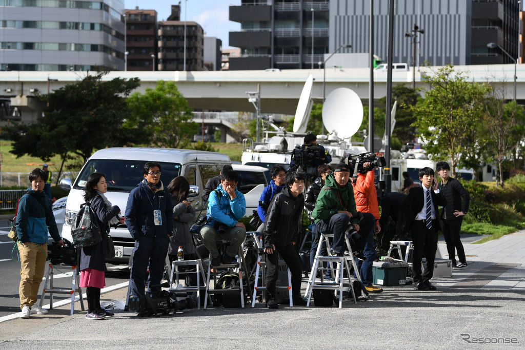 日産本社そばで待機する報道陣（20日、横浜市）。　(c) Getty Images