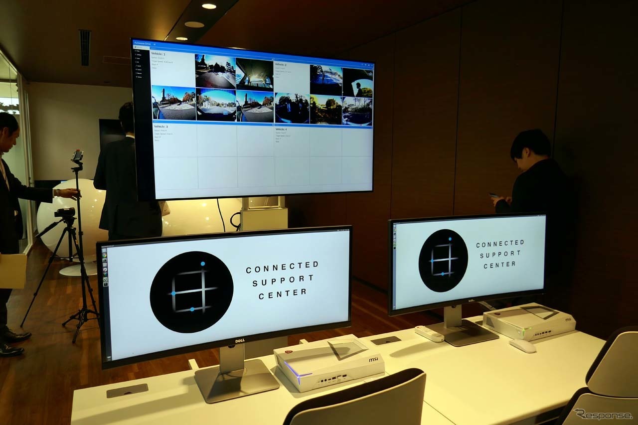 遠隔地からのオペレーターによる見守りの基地となった都内のコネクテッドサポートセンター。大型モニターがズラリと並ぶ。