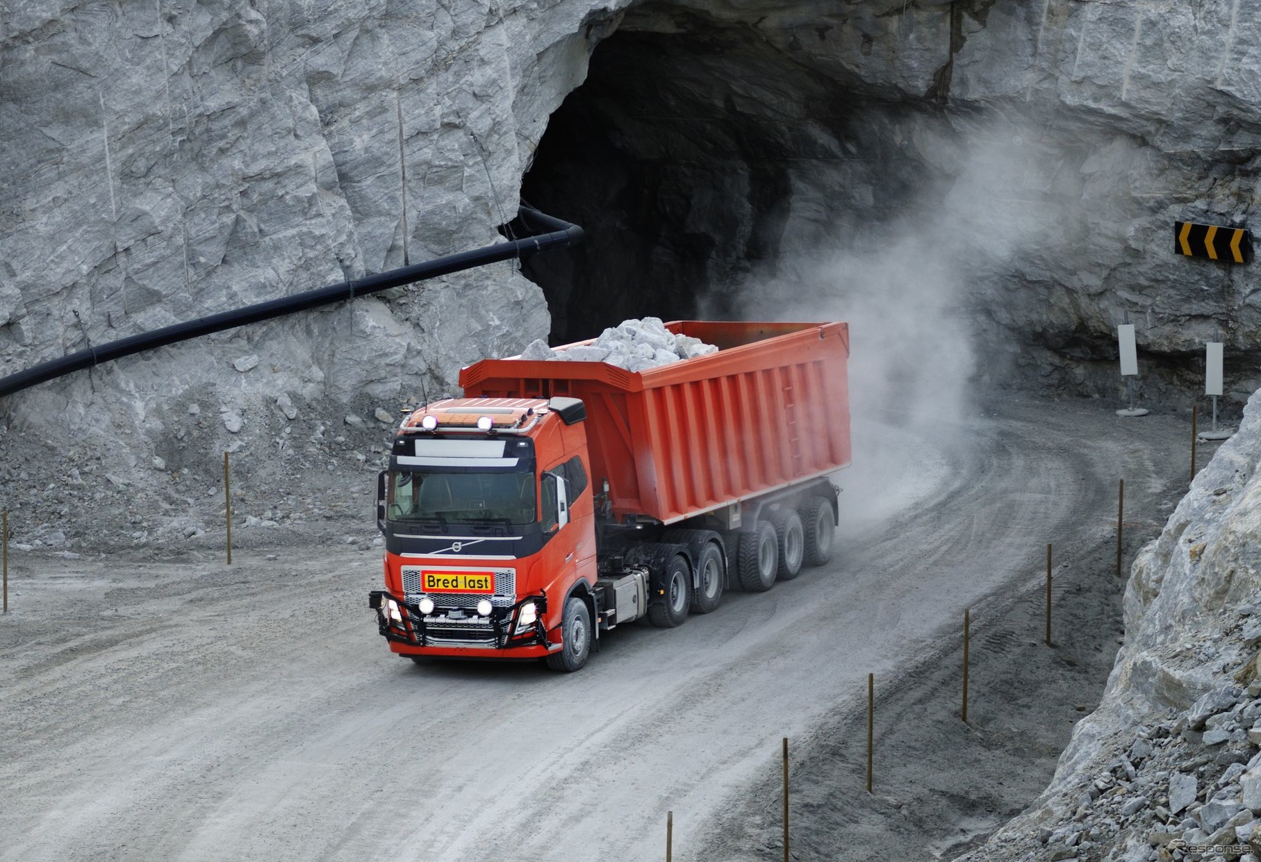 石灰石を運ぶボルボの自動運転大型トラック