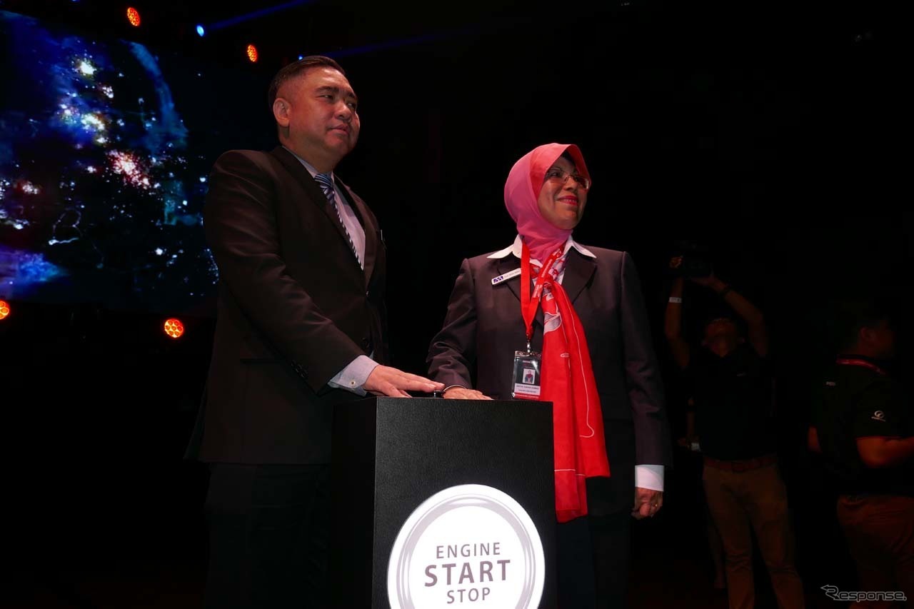 KLIMS 2018のショースタートのボタンを押す、アンソニー・ローク運輸大臣（左）とDatuk 主催者であるMAAのAishah Ahmad代表。