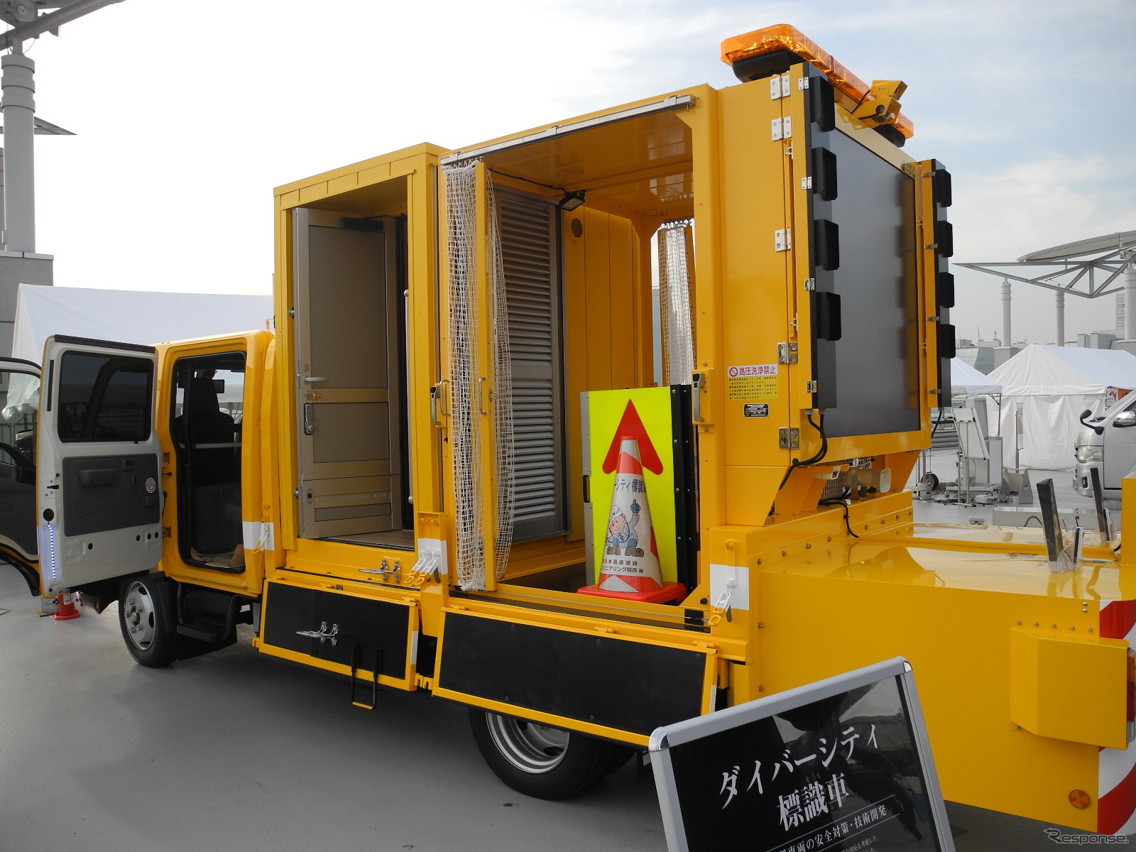 西日本高速道路エンジニアリング関西の「ダイバーシティ標識車」