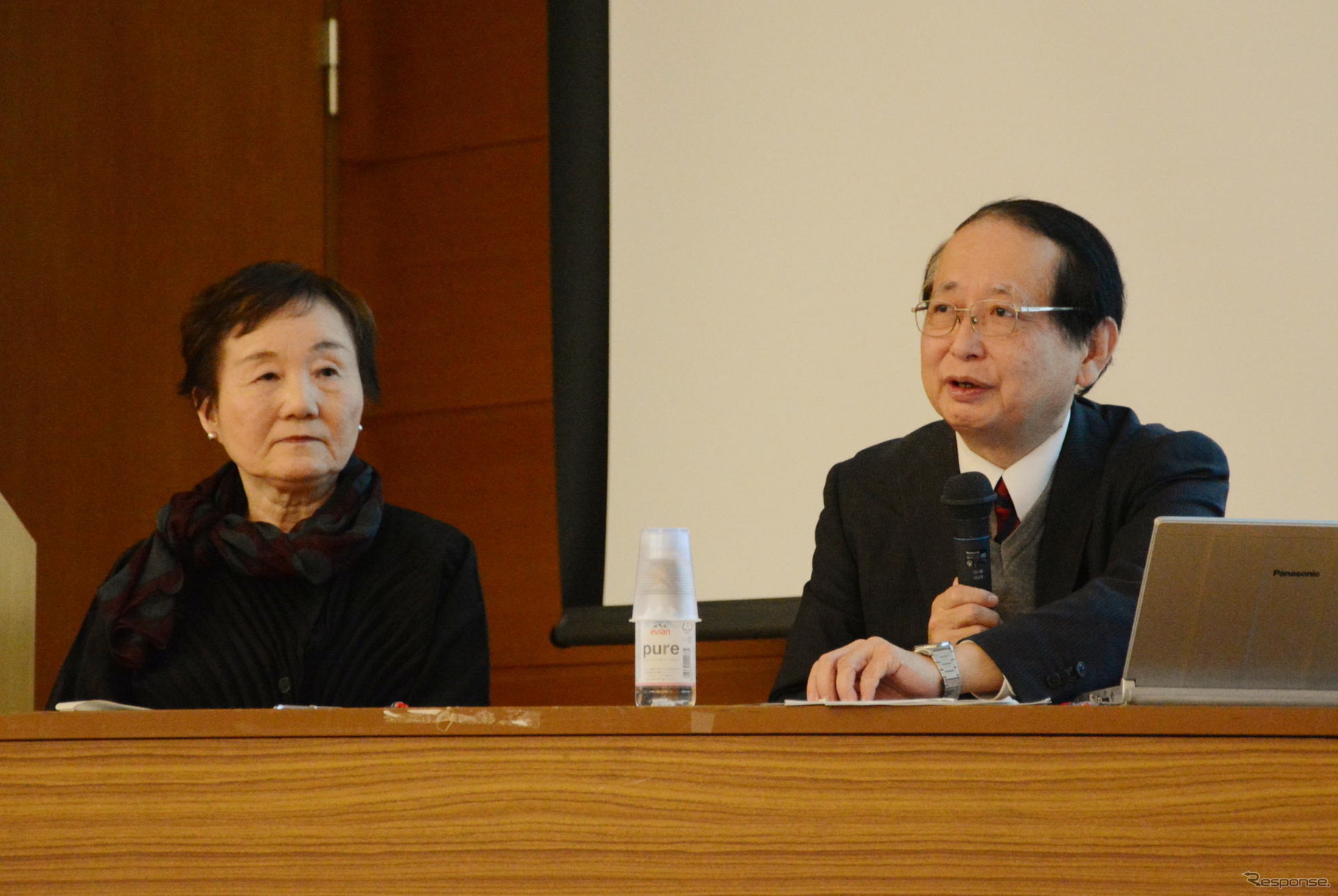 秋山弘子センター長（左）と鎌田実教授