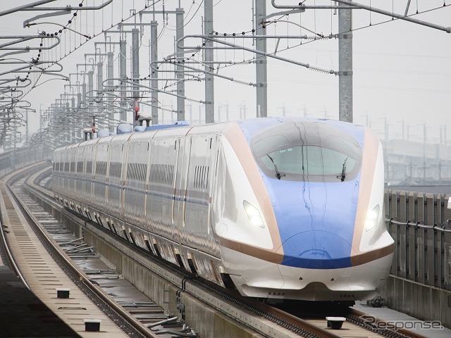 北陸新幹線長野～金沢間を運営するJR西日本は、同新幹線の新大阪早期開業を視野に貸付料増額容認の可能性を示唆しているが、建設費の高騰による増額には難色を示している。写真はJR西日本のW7系新幹線車両。