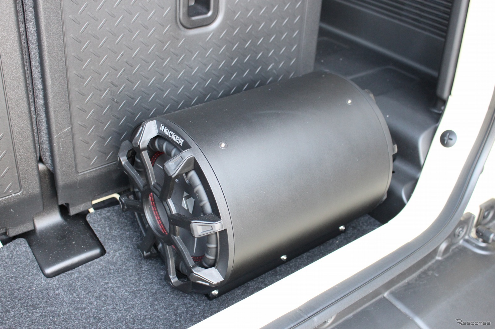 ショップデモカーのラゲッジには低音を底上げするチューンナップウーファーを搭載。